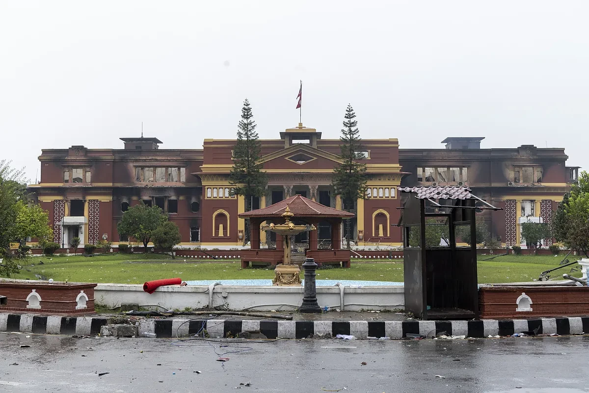 La generación Z de Nepal se reúne con el ejército y elige a una jefa de Estado interina