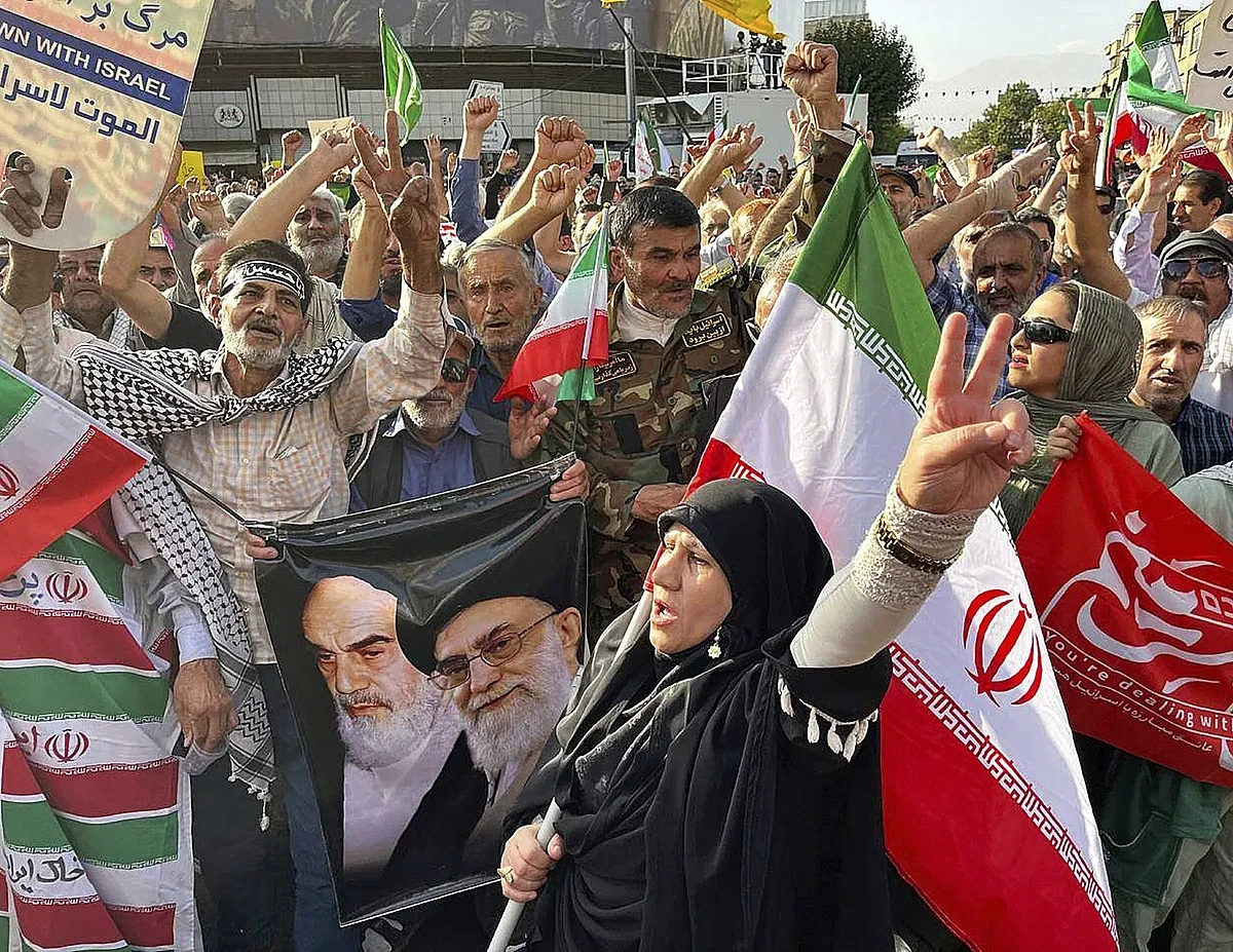El ayatolá Jamenei, cada vez más aislado ante los golpes de Israel y Estados Unidos