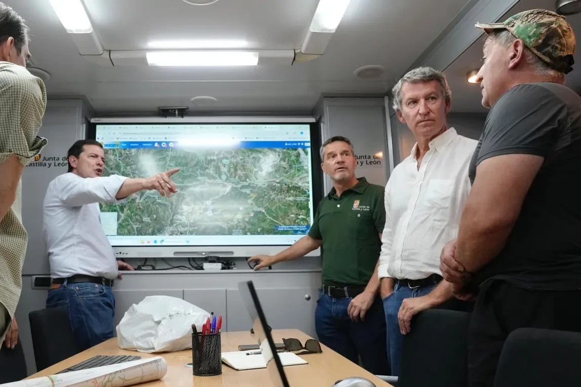 Feijóo reclama a Sánchez movilizar al Ejército más allá de la UME en la lucha contra el fuego: 