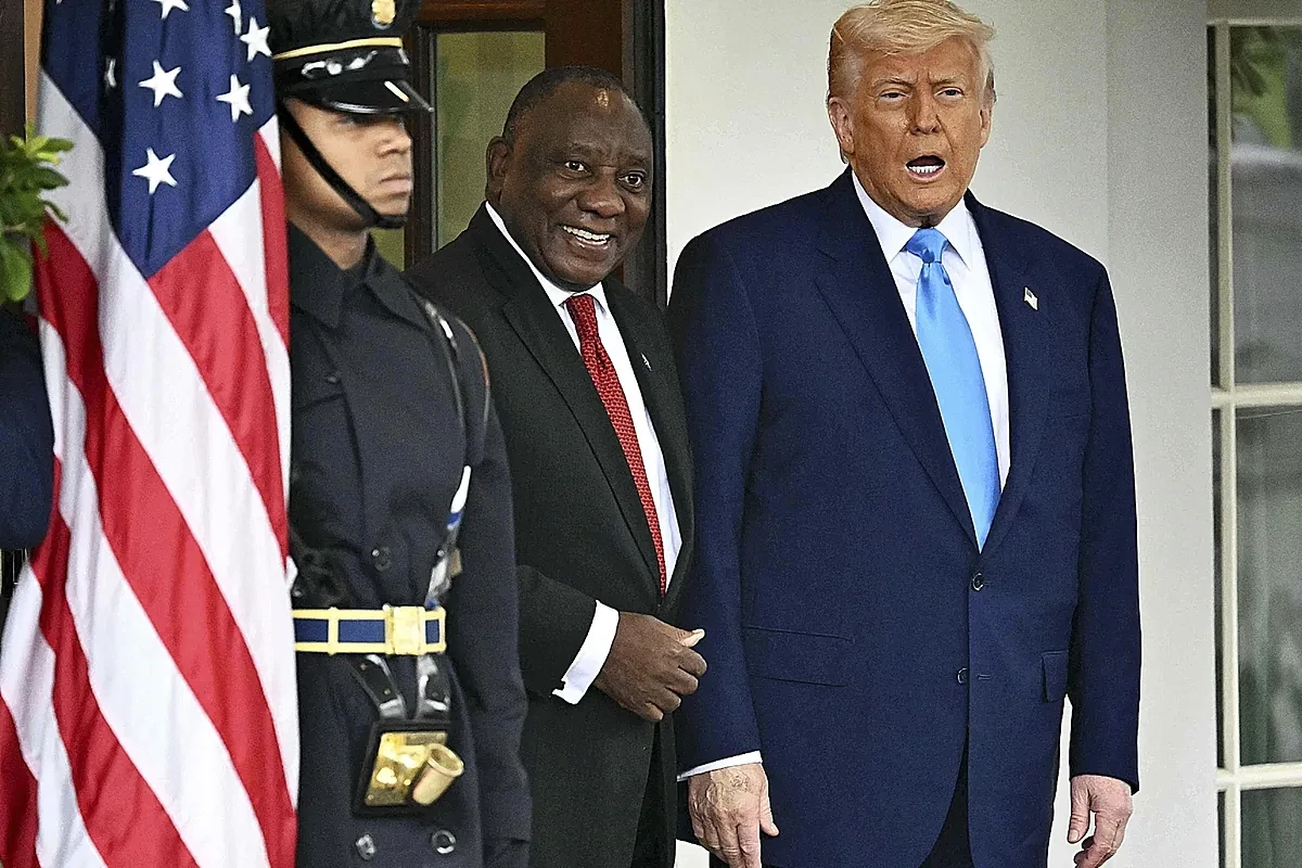 Trump le hace una encerrona al presidente sudafricano: apaga las luces del Despacho Oval y pone un vídeo denunciando 
