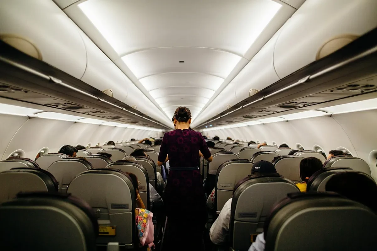 Cuánto cobra una azafata de avión en España: así es su sueldo en aerolíneas como Ryanair, Vueling o Iberia en 2025