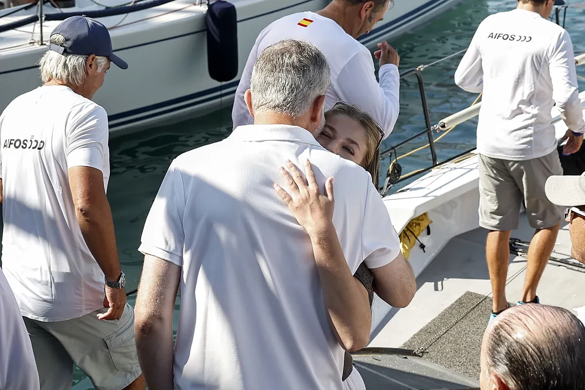 Sorpresa en el Náutico, la princesa Leonor acompaña a su padre, Felipe VI, para apoyar a los equipos femeninos de la vela