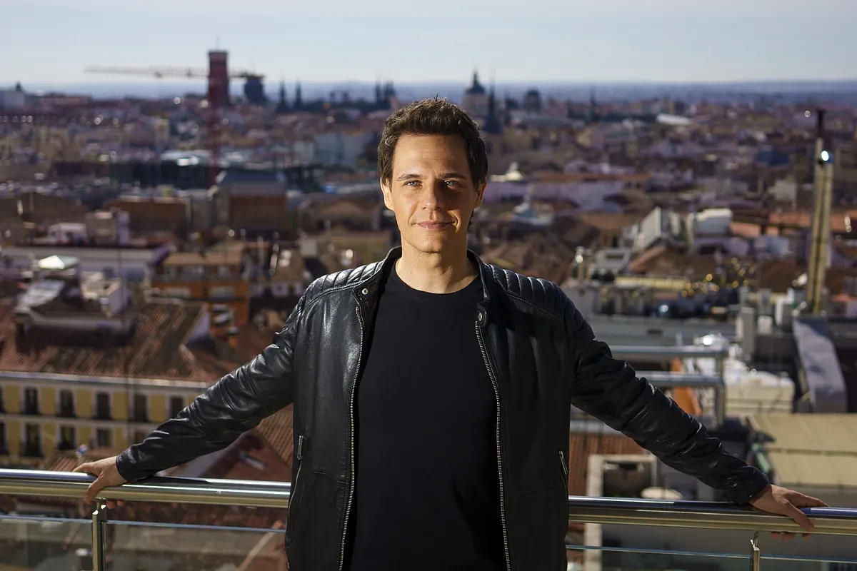 Christian Gálvez se convierte en el Juan y Medio madrileño: abandona Mediaset y conducirá La Tarde de Telemadrid, el nuevo programa de la sobremesa que luchará contra la soledad