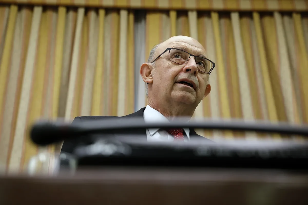 Un juzgado de Tarragona imputa al ex ministro Cristóbal Montoro por cambiar leyes para beneficiar a empresas gasistas