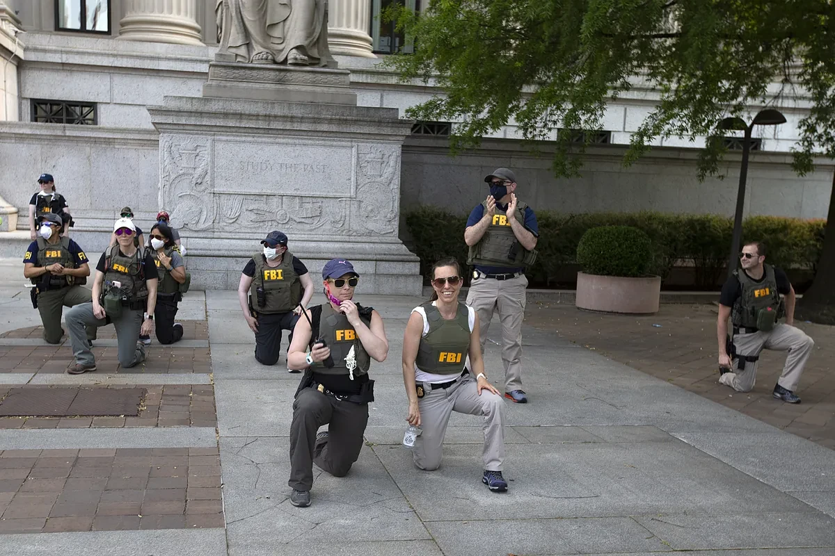 El FBI despide a varios agentes que se arrodillaron en las protestas por la muerte de George Floyd en 2020