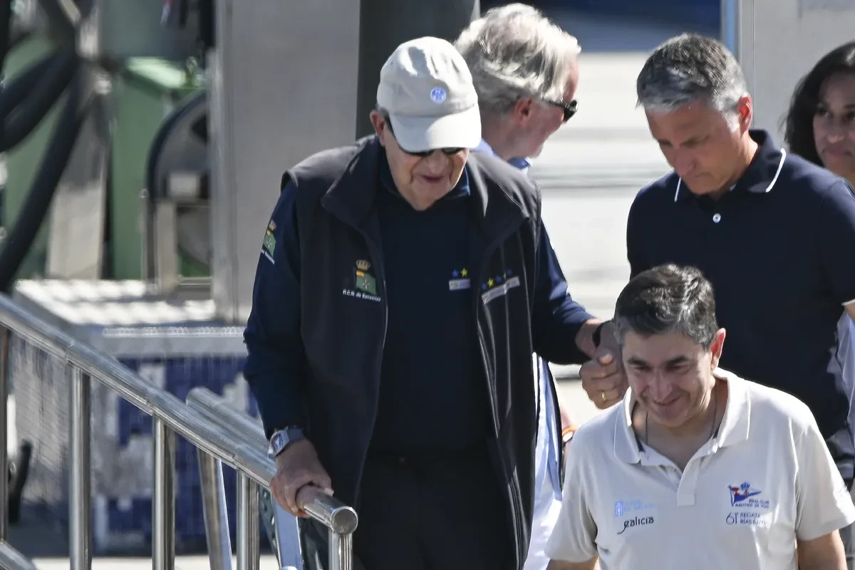 El Rey Juan Carlos abandona Sanxenxo con gran dificultad para caminar: 