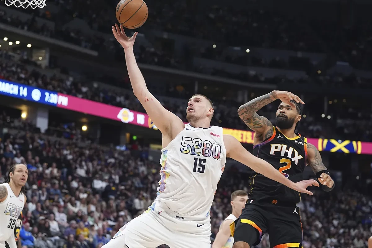 Un Jokic colosal hace historia en la NBA con 31 puntos, 21 rebotes y 22 asistencias ante los Suns