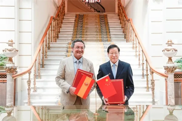 China aprovecha la alianza con Sánchez para extender su influencia a la Justicia