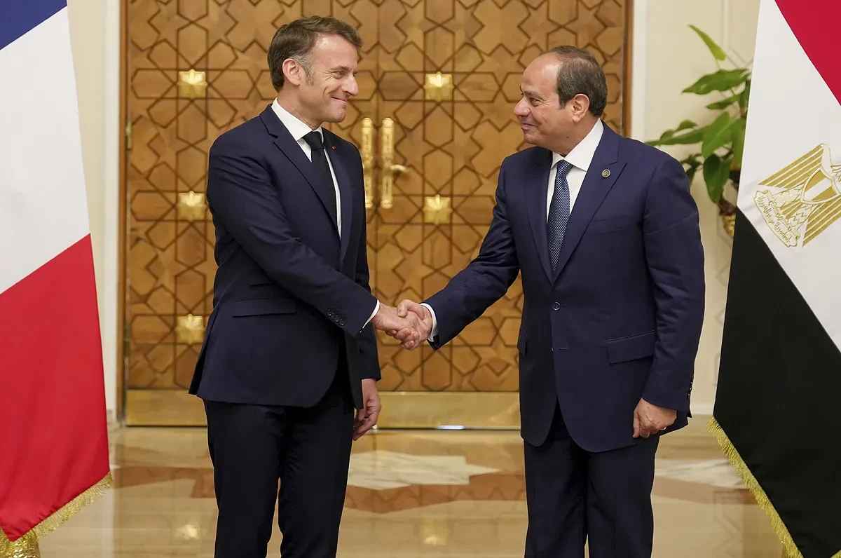 Macron reclama desde Egipto el alto el fuego y la reanudación de la ayuda humanitaria a Gaza
