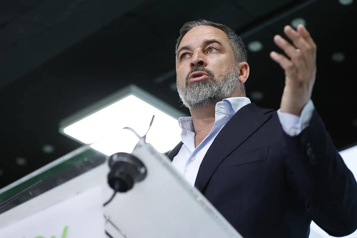 Abascal cuestiona a Feijóo por el giro en su discurso migratorio: 