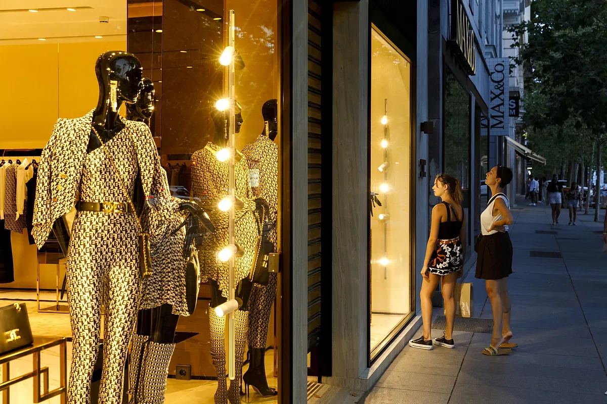 El precio medio de los locales en las millas de oro rebasa ya los 20.000 euros mensuales: las tiendas de moda copan el 50% de las aperturas y la desocupación cae al 5,6%