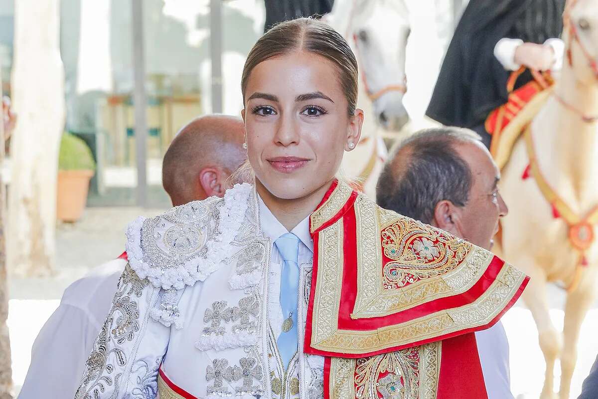 Olga Casado debuta con picadores y le brinda su toro a Miguel Abellán: 