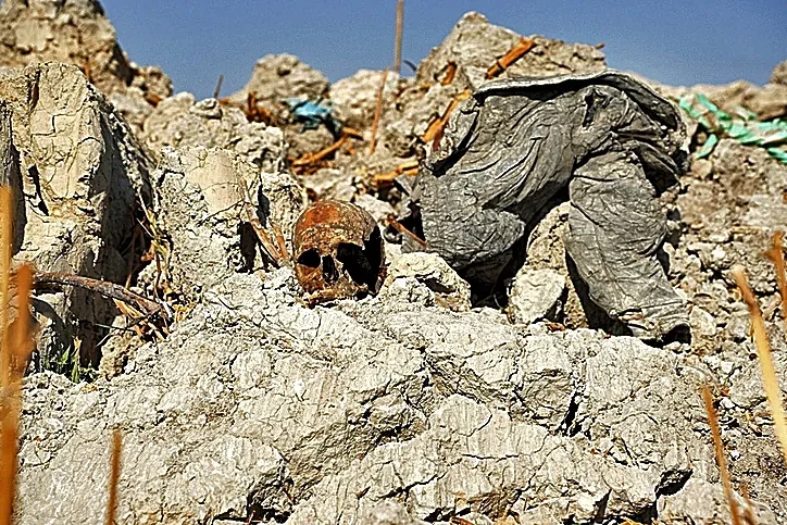El régimen de Asad trasladó miles de cuerpos de fosas comunes para encubrir sus crímenes