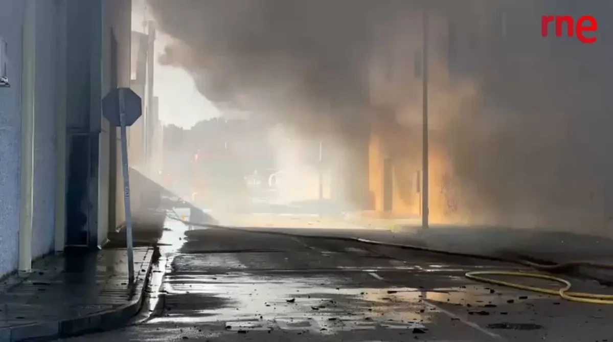Varias explosiones provocan un enorme incendio que destruye Conservas Crespo y envuelve en humo negro el pueblo de Santoña