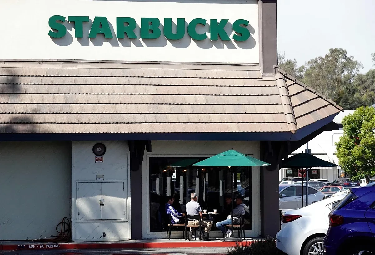 Starbucks anuncia cierres y despidos como parte de un plan para revivir la cadena de cafés