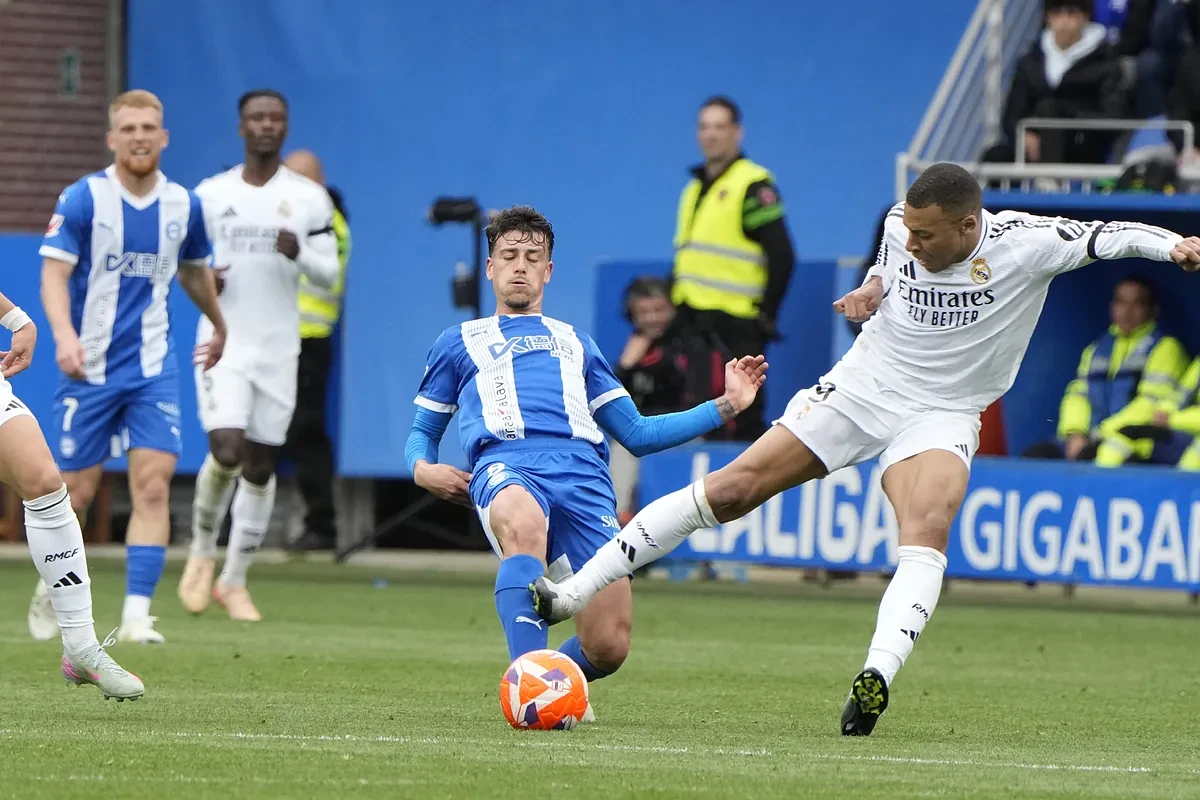 Mbappé pierde los papeles y el Madrid se aferra a la Liga con una victoria en Mendizorroza
