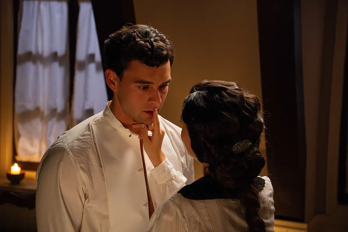 Avance de 'La Promesa', capítulo del martes 15 de julio: Curro y Ángela se dejan llevar por la pasión y siguen ocultando su relación