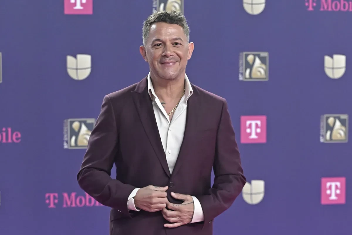 Alejandro Sanz pletórico en la Primera Comunión de sus hijos con Raquel Perera, ajeno a la polémica con su fan