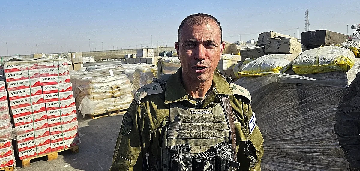 EL MUNDO, en el paso fronterizo de Kerem Shalom desde donde Israel controla la entrada de suministros a la Franja: 