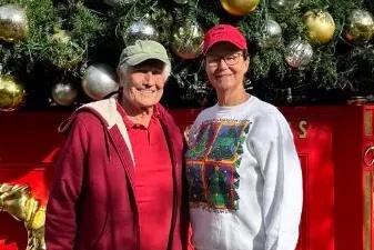 La ex tenista Pam Shriver cuida del actor George Lazenby (James Bond) 17 años después de separarse, tras ser diagnosticado de demencia: 