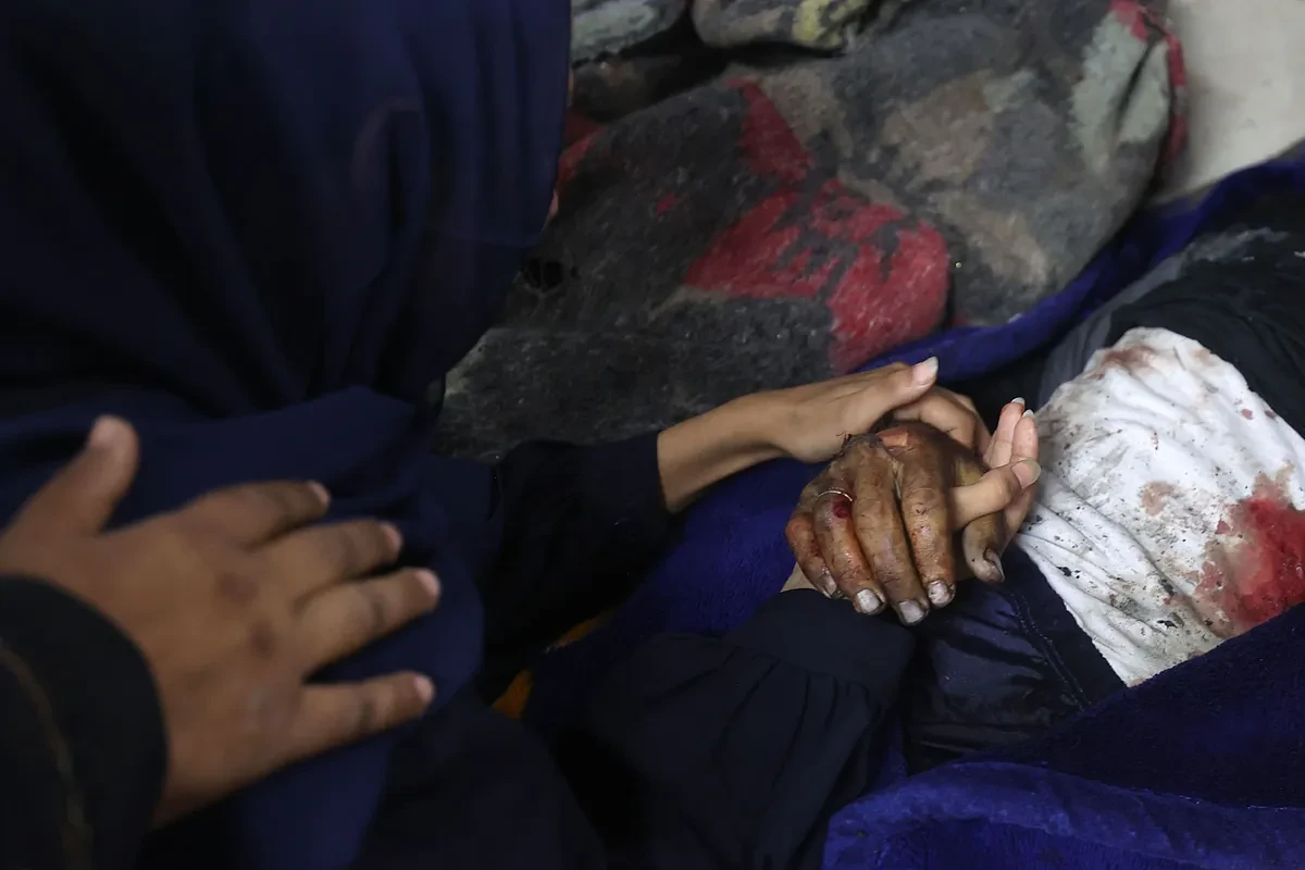 Un bombardeo de Israel en Gaza contra una casa de desplazados mata a 11 palestinos, entre ellos varios niños