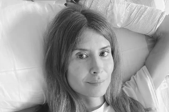 La influencer Rebeca Labara, que sufrió un accidente de coche en el que murió su marido, recibe el alta tras 45 días ingresada: 