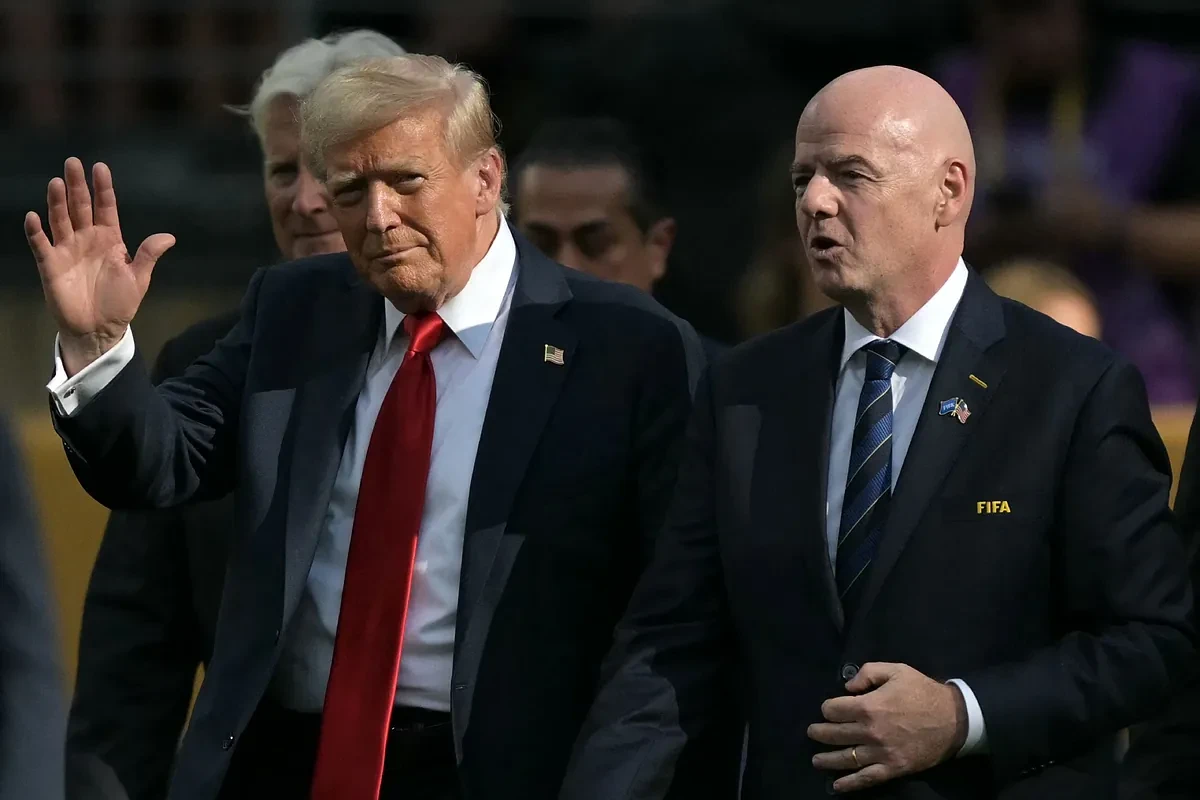 Donald Trump viaja a Reino Unido en una visita sin precedentes ni apoyos