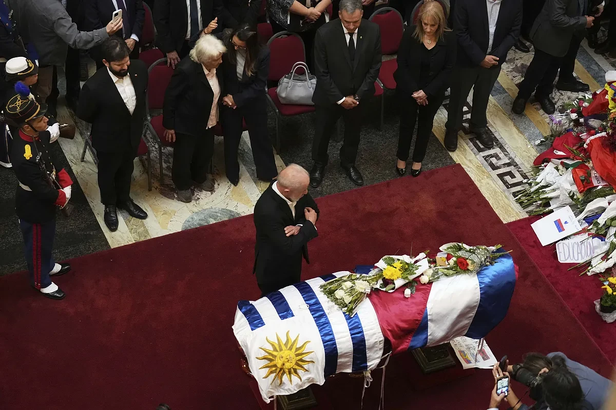 La presencia de Lula marca el final de la despedida a Mujica: 