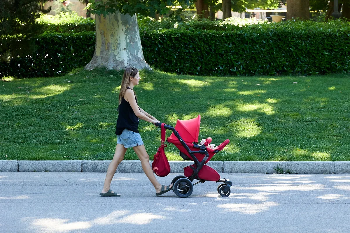 Los hombres ya cogen las mismas semanas de permiso por nacimiento que las mujeres, pero las excedencias las piden ellas