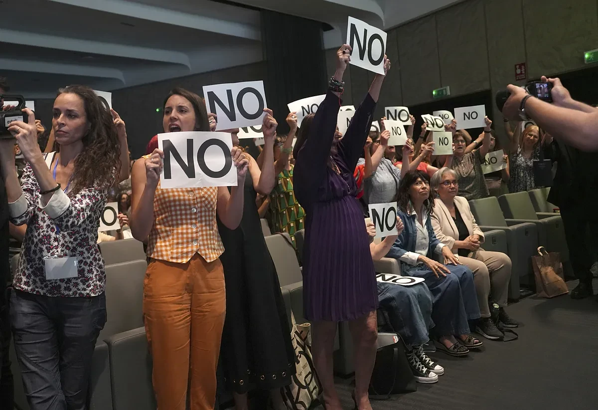 Irene Montero revienta un acto de perdón de la Iglesia a víctimas de reformatorios franquistas apoyado por su sucesora en Igualdad, Ana Redondo