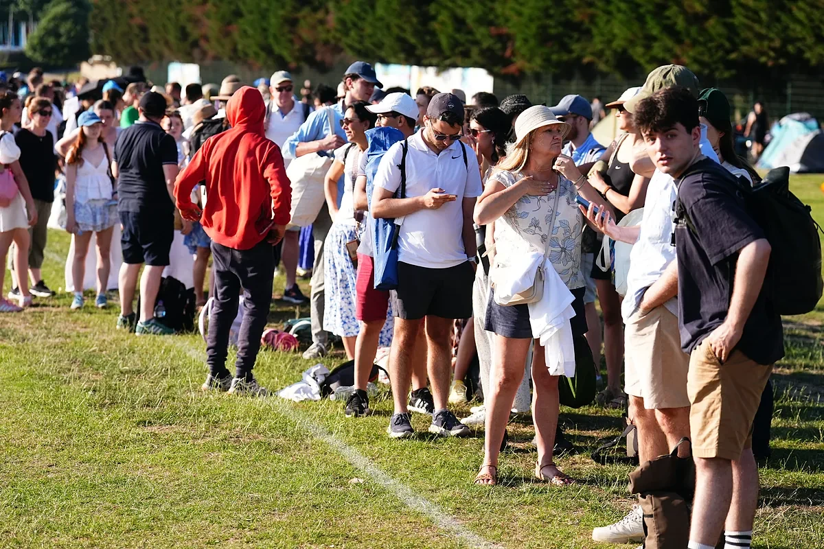Acampar toda la madrugada para ver a Alcaraz por 400 euros o la más extraña tradición de Wimbledon