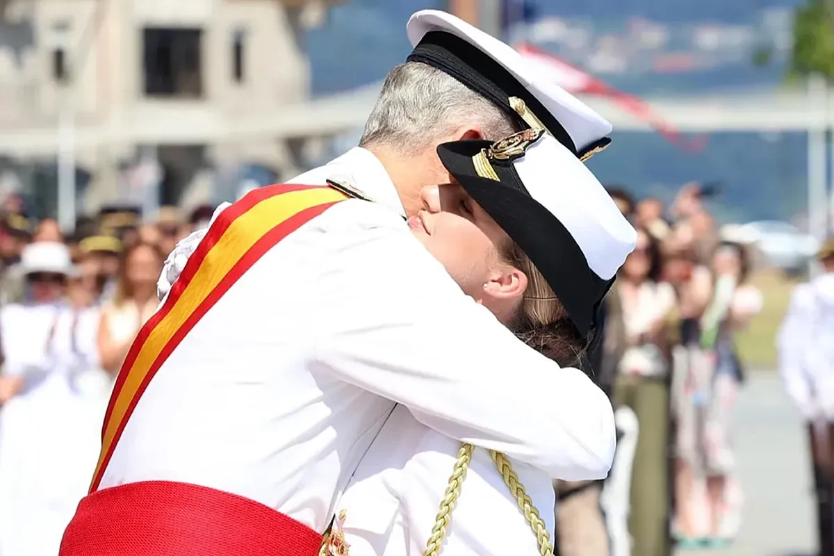 El emotivo abrazo entre Felipe VI y la Princesa Leonor tras ser condecorada por la Armada Naval