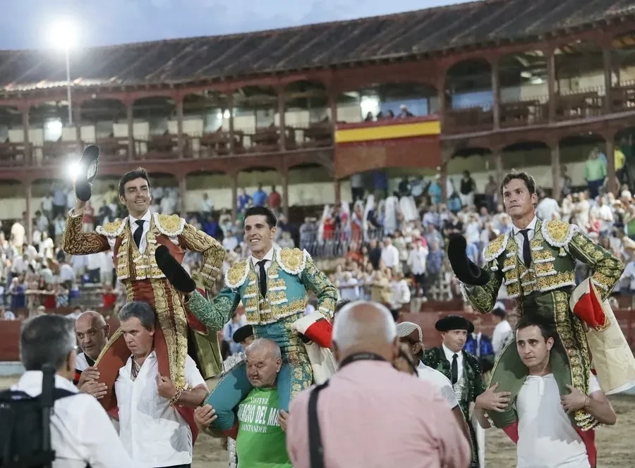 Pleno de Daniel Luque, a hombros con Perera y Talavante en el homenaje a Manolo Lozano en Segovia