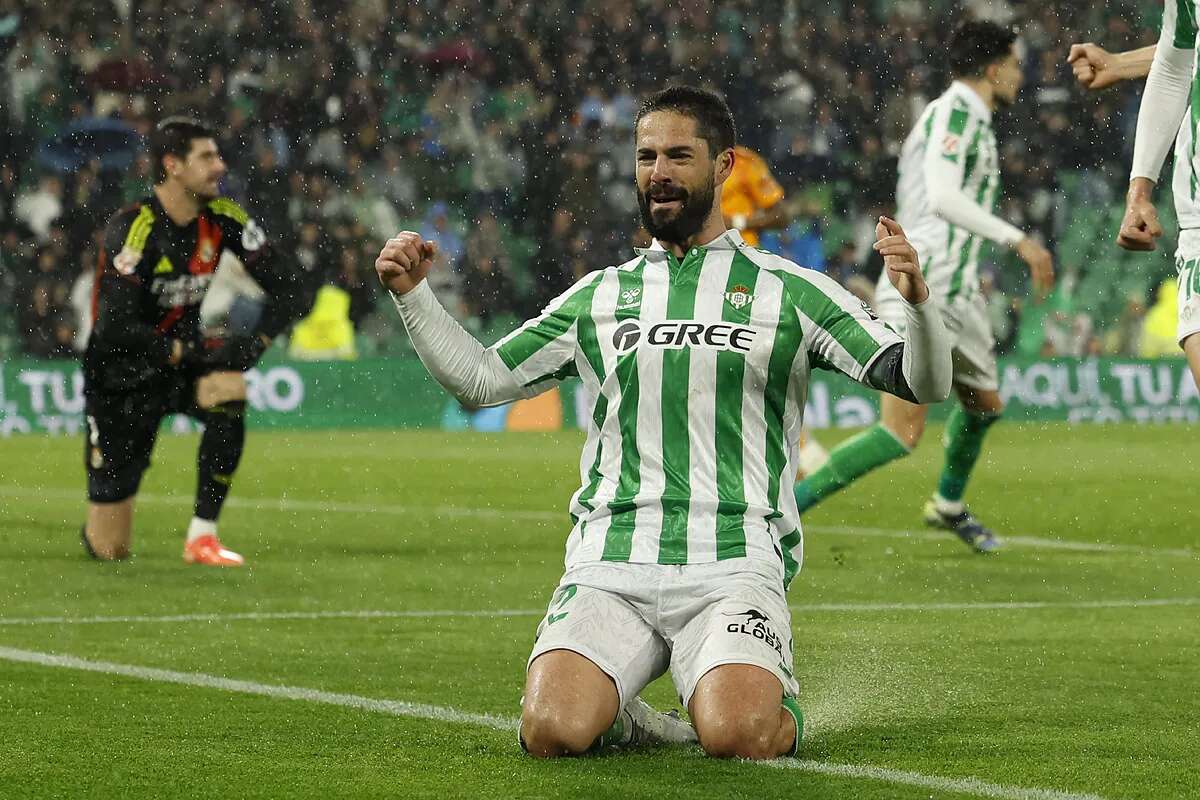 Isco baila sobre la lluvia y pone una piedra en la Liga del Madrid