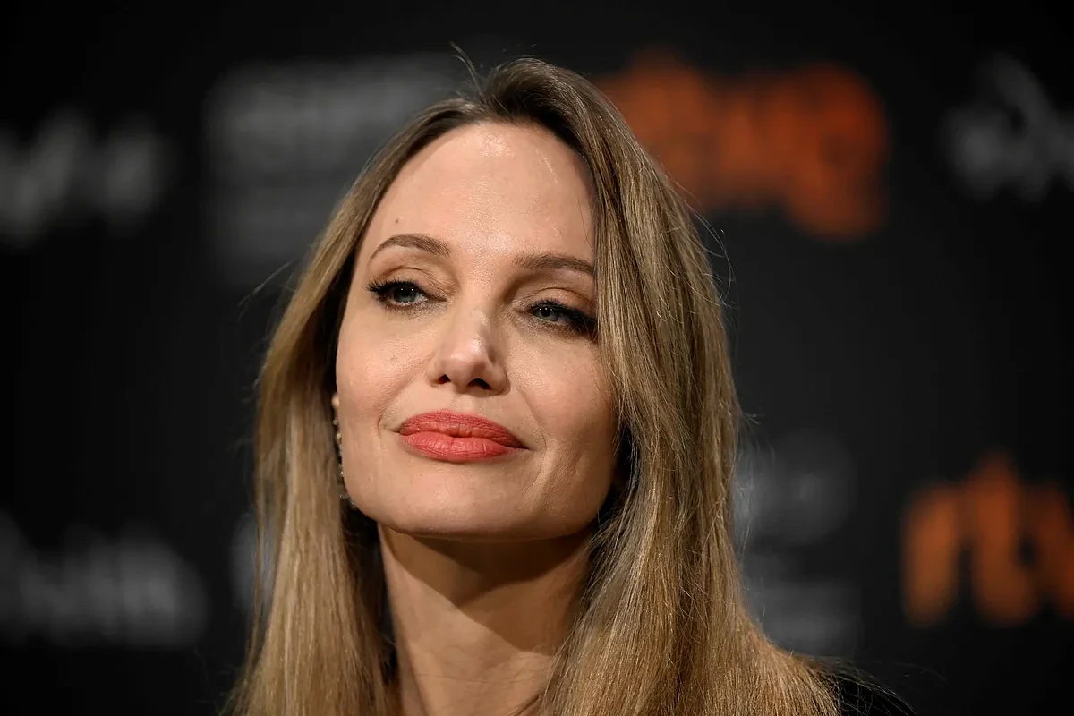 Angelina Jolie se abre en canal en Couture: 
