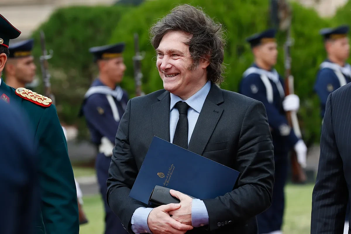 Argentina supera su 'Día D': liberado el dólar, el peso se devalúa un 11% mientras Bessent visita a Milei para escenificar el apoyo de EEUU