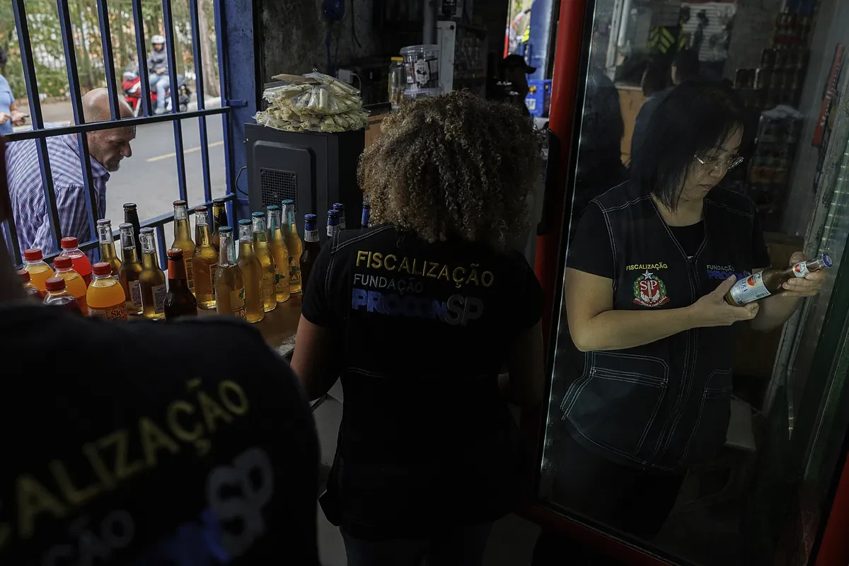 Así se adulteran las bebidas alcohólicas en Brasil: dentro del negocio mortal del metanol
