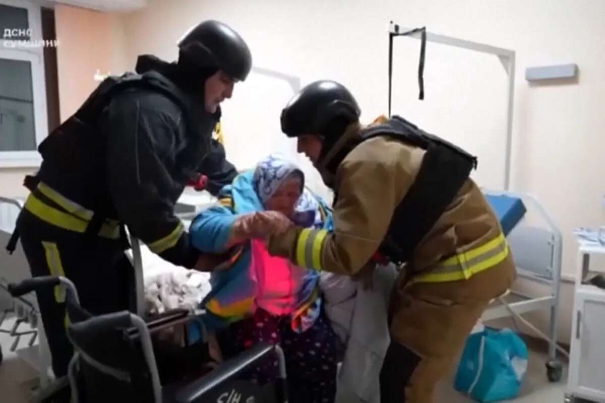 Decenas de pacientes evacuados de un hospital de la ciudad ucraniana de Sumy tras los ataques rusos