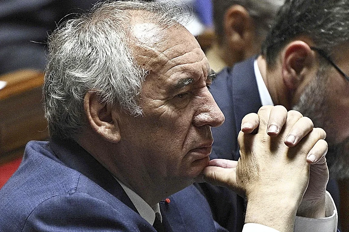 Bayrou supera la moción de censura, pero queda muy aislado en medio de la crisis política francesa