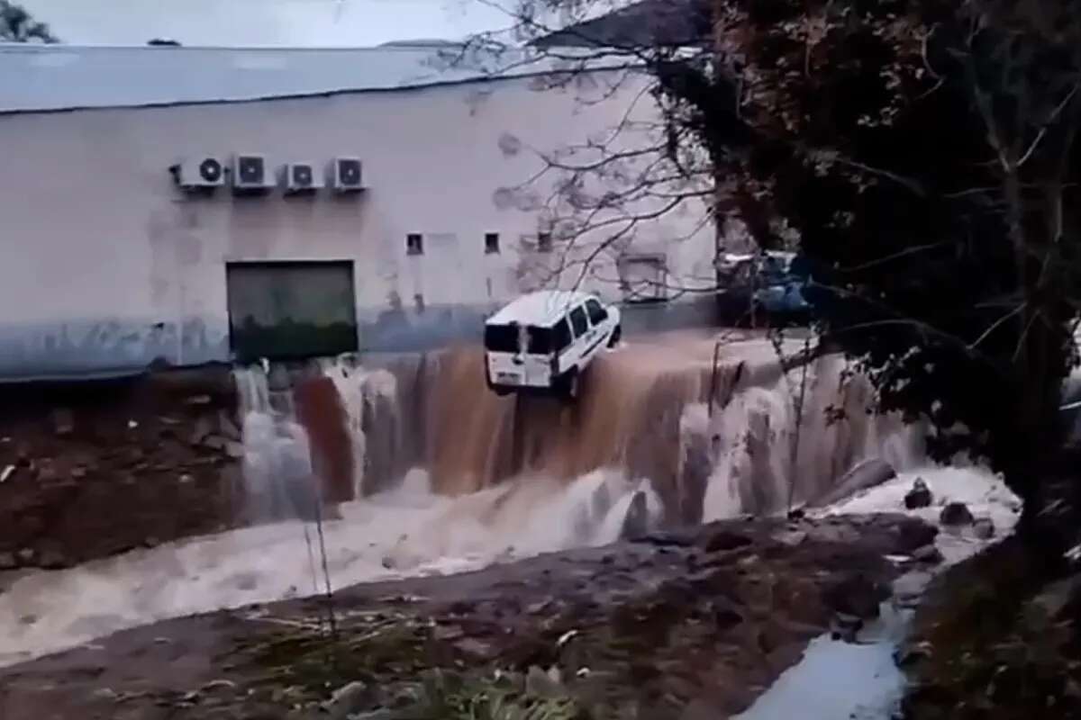 Impresionantes imágenes del desbordamiento de una balsa en Jarandilla de la Vera, Cáceres