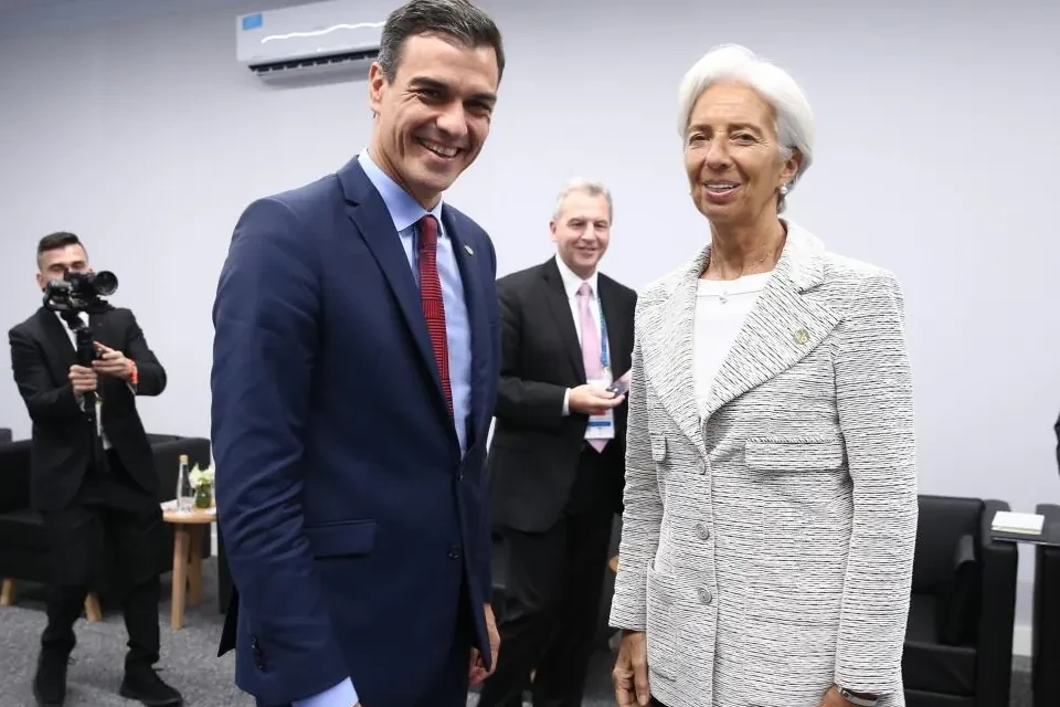 Cuando Sánchez juega con el relato: así acaba lo que ya avanzó en privado Lagarde a Calviño sobre el impuesto a la banca
