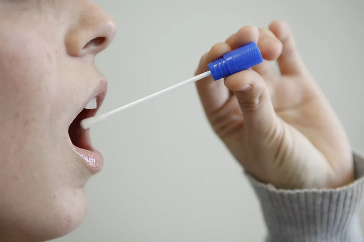 Un análisis de saliva podría revelar el riesgo de padecer cáncer, enfermedades coronarias o párkinson