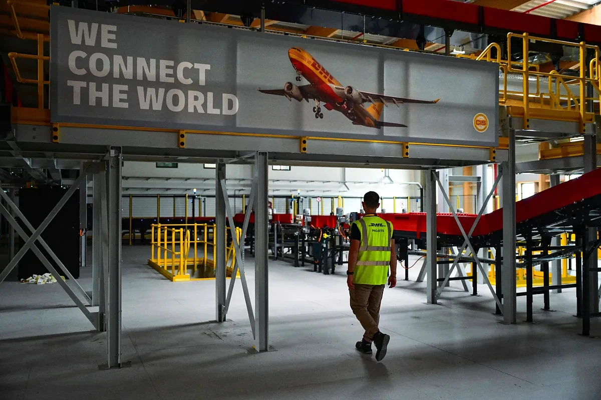 DHL invierte 500 millones en Emiratos y Arabia para compensar los efectos de la guerra comercial entre China y Estados Unidos