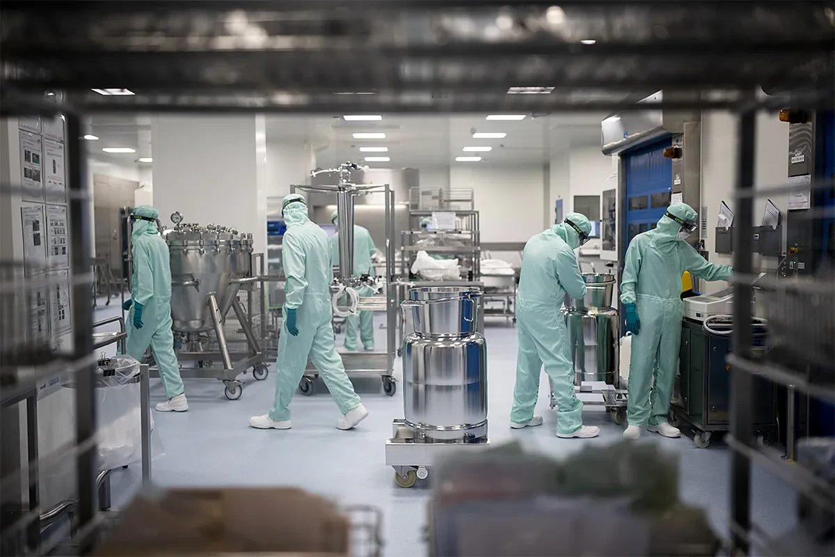 Así funciona la 'superplanta' que fabrica seis de cada diez vacunas contra la gripe en el mundo