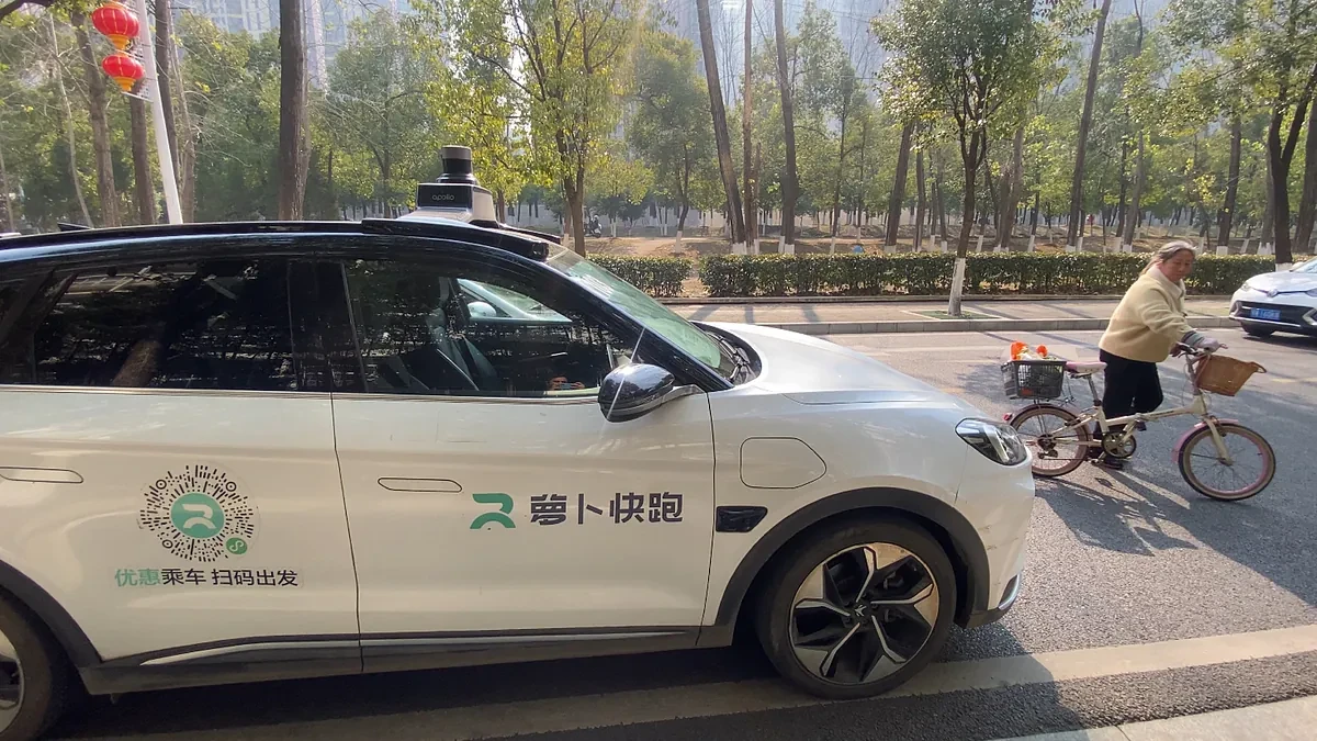Viajando 12 kilómetros por 2,5 euros en un robotaxi: así funcionan los 400 vehículos sin conductor que triunfan en China