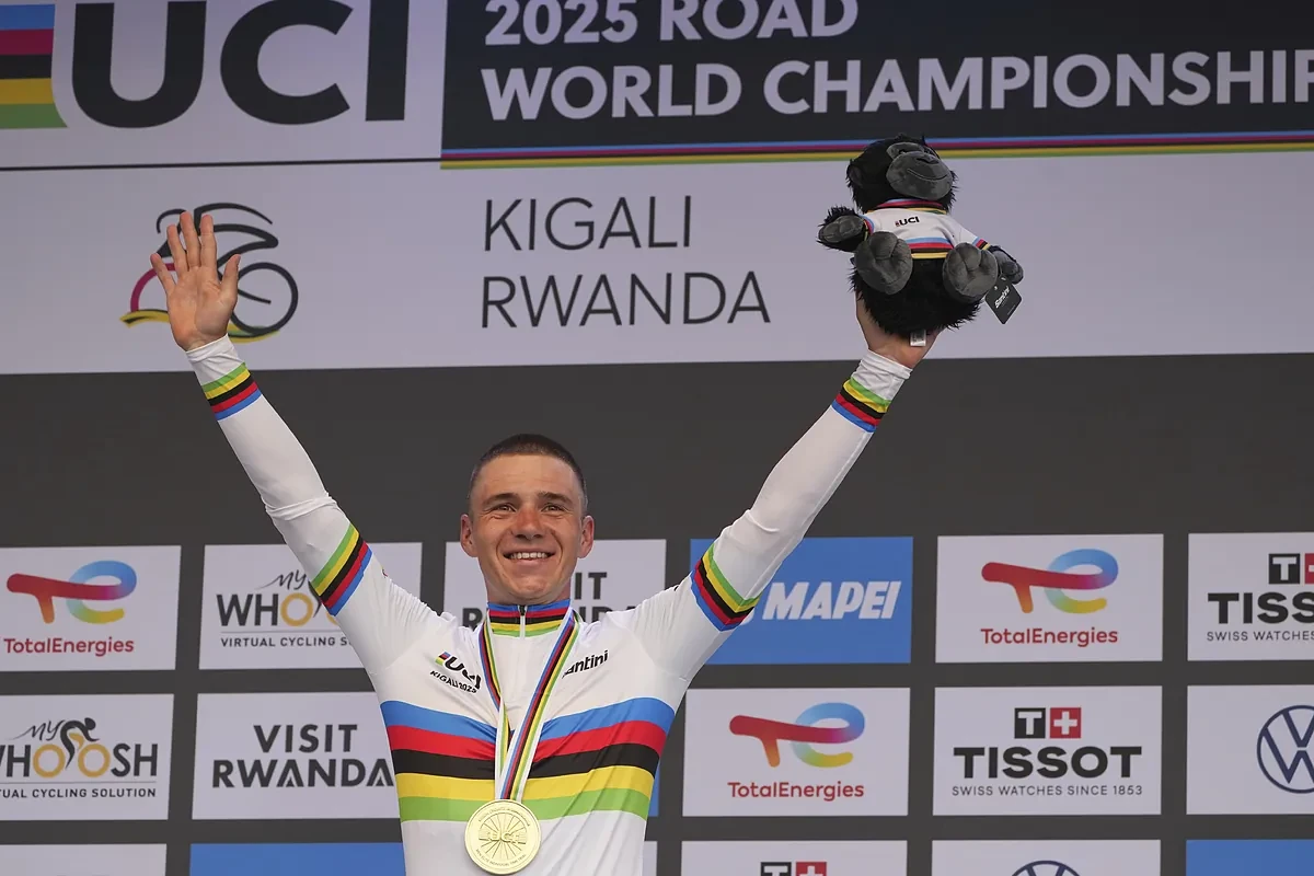 Evenepoel dobla a Pogacar, asombra en el Mundial de contrarreloj más duro del siglo y suma su tercer título consecutivo