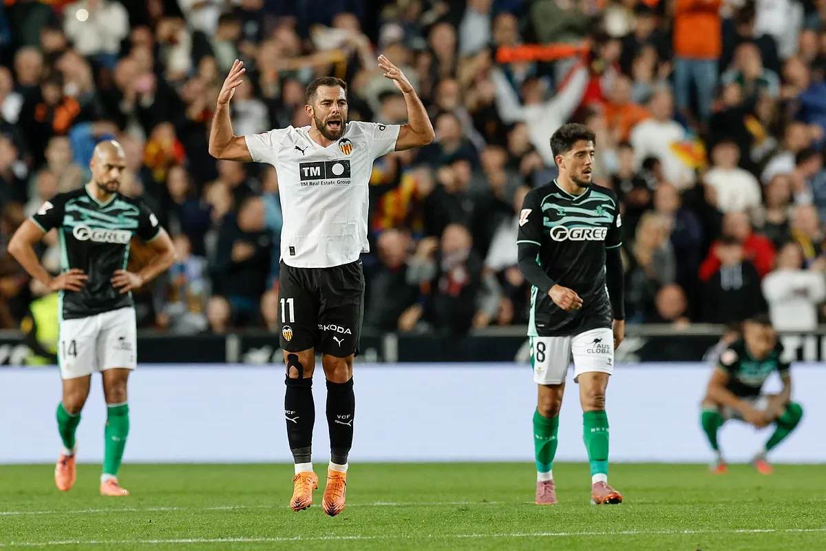 La resurrección del Valencia solo alcanza para agarrar un empate ante el Betis en Mestalla