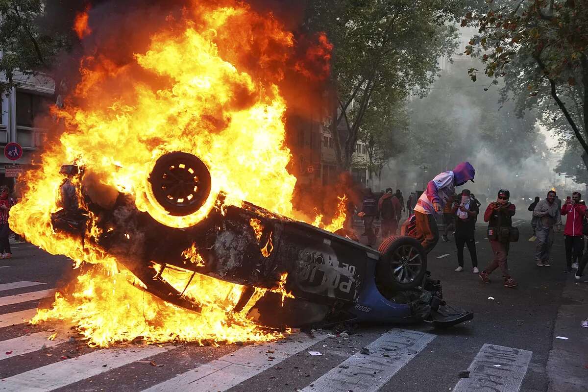 La violencia toma las calles de Buenos Aires y pone fin a la 'luna de miel' de Milei: 