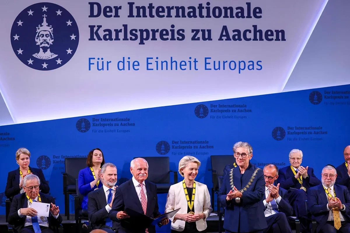 Felipe VI y Ursula von der Leyen defienden la independencia europea en la ceremonia de entrega del Premio Carlomagno: 
