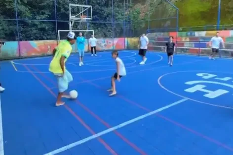 Lamine Yamal juega al fútbol con unos niños en la mayor favela de Brasil